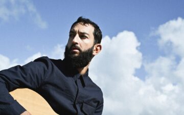 Nell’Ombra della Musica Italiana: Vasco Brondi in Talismani per tempi incerti